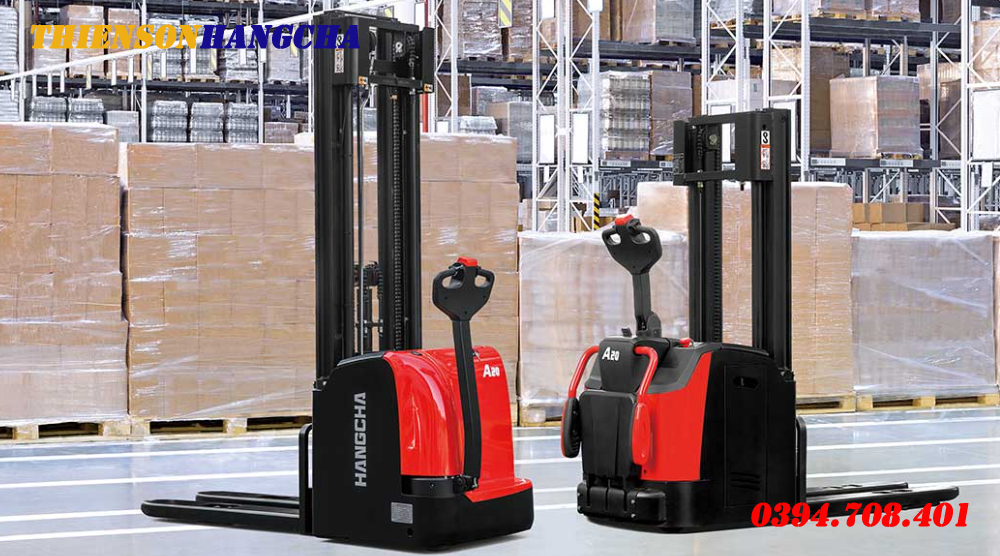 Xe nâng điều khiển bằng tay trong nhà kho