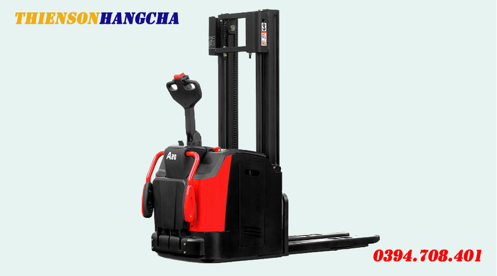 Xe nâng cao làm việc trong nhà kho