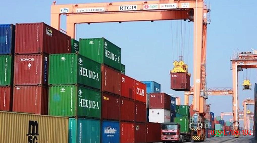 Container được sử dụng ở cảng quốc tế.