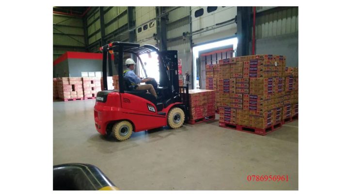 Pallet trong nhà kho
