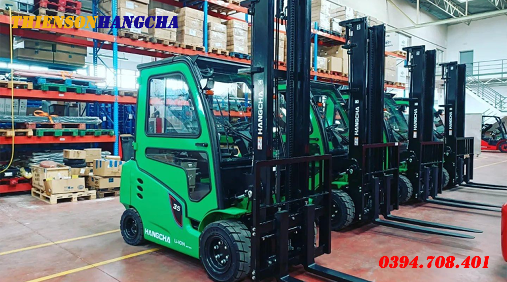 Xe nâng điện trong kho hàng