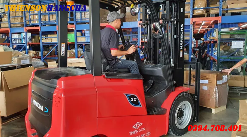 Xe nâng trong kho thiết bị y tế