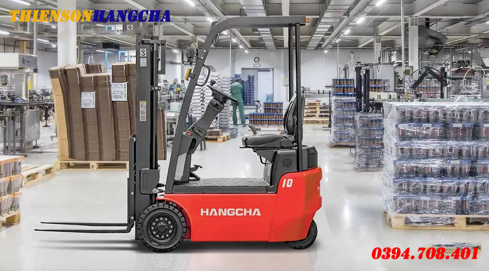 Xe nâng điện trong kho thiết bị điện tử