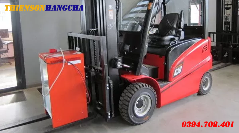 Xe nâng điện trong kho hóa chất